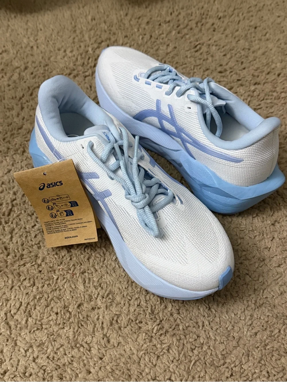 Asics Novablast 6 Women’s White and Light Blue Running Sneakers NEW size 7